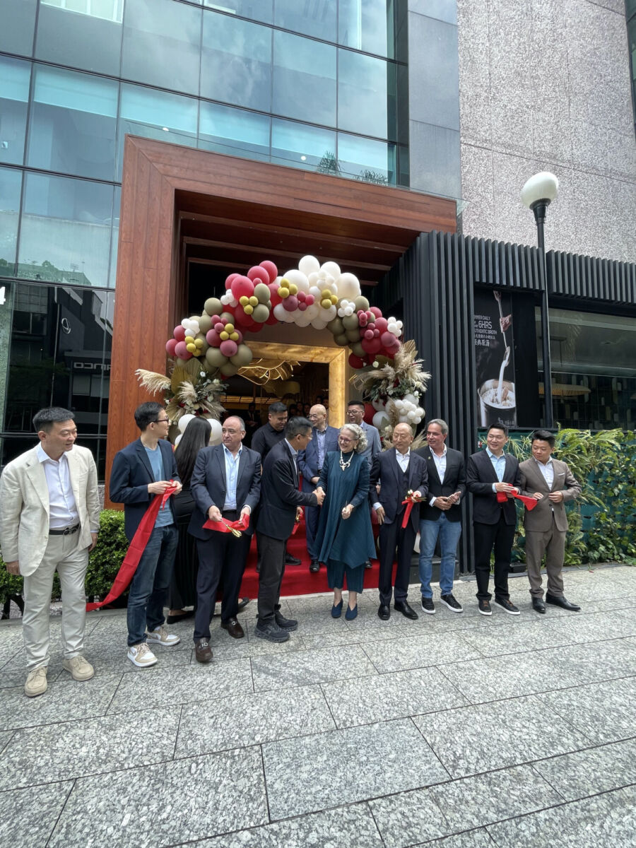 Corte de listón en la apertura de Happy Lamb Hot Pot en CDMX