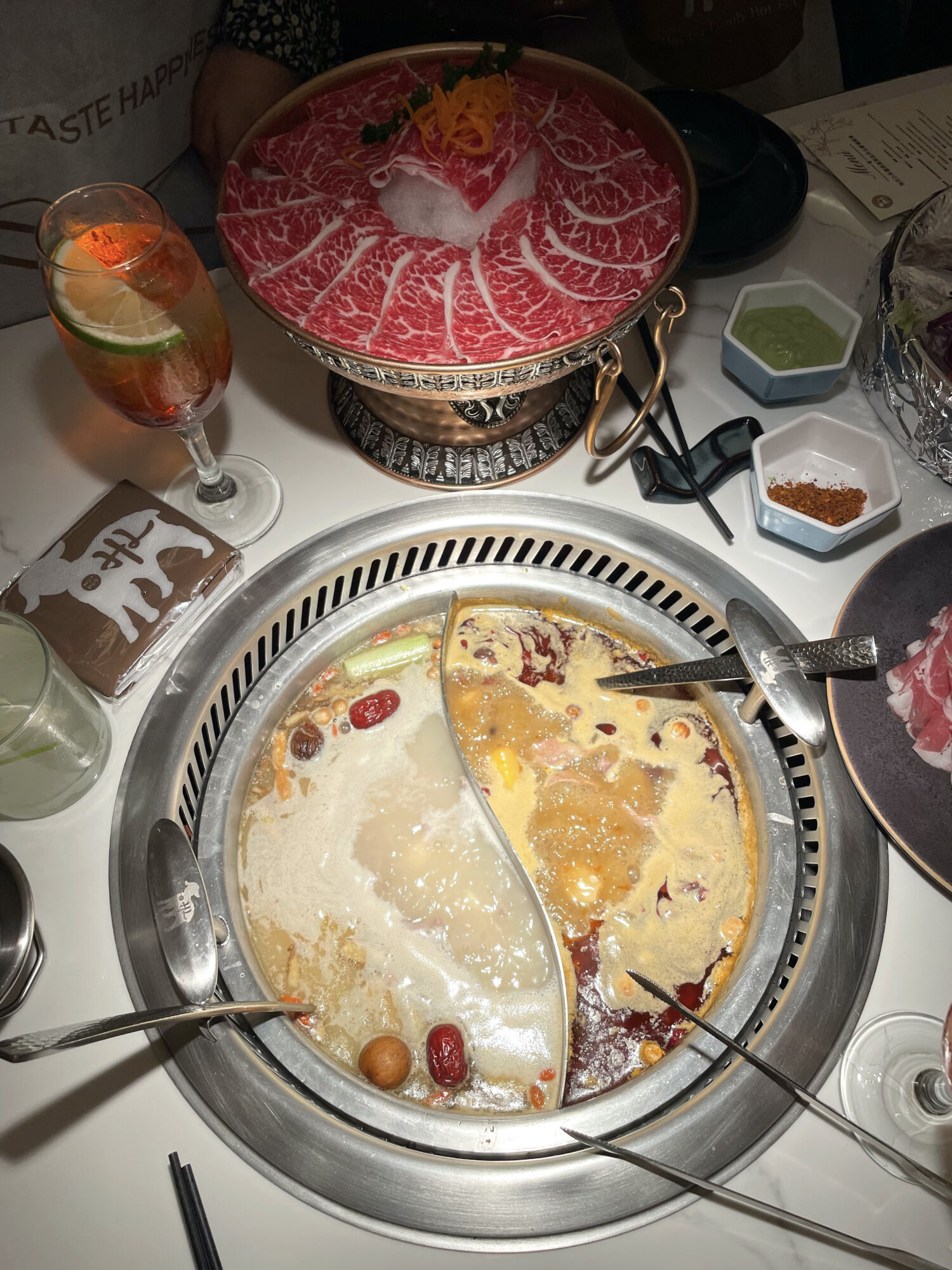Al fin llegó el hot pot a CDMX: el restaurante donde cocinas carnes y mariscos en una olla de caldo hirviendo en la mesa Al fin llegó el hot pot a CDMX: el restaurante donde cocinas carnes y mariscos en una olla de caldo hirviendo en la mesa
