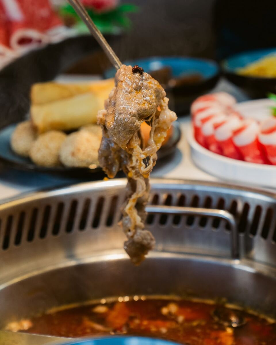 Carne cocinada después de sumergirla en un caldo de Hot Pot en CDMX