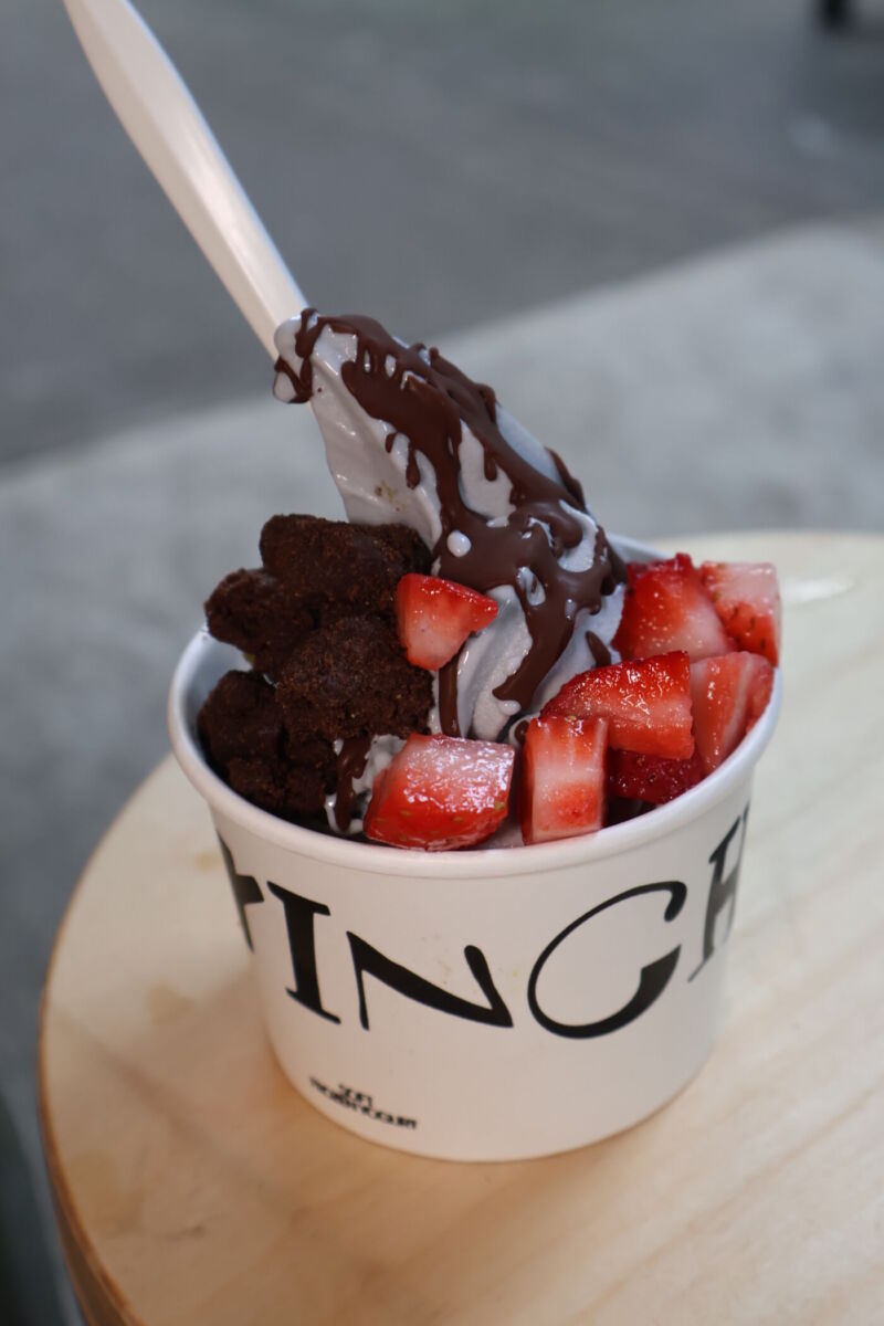 helado de yogurto con chocolate y fresa