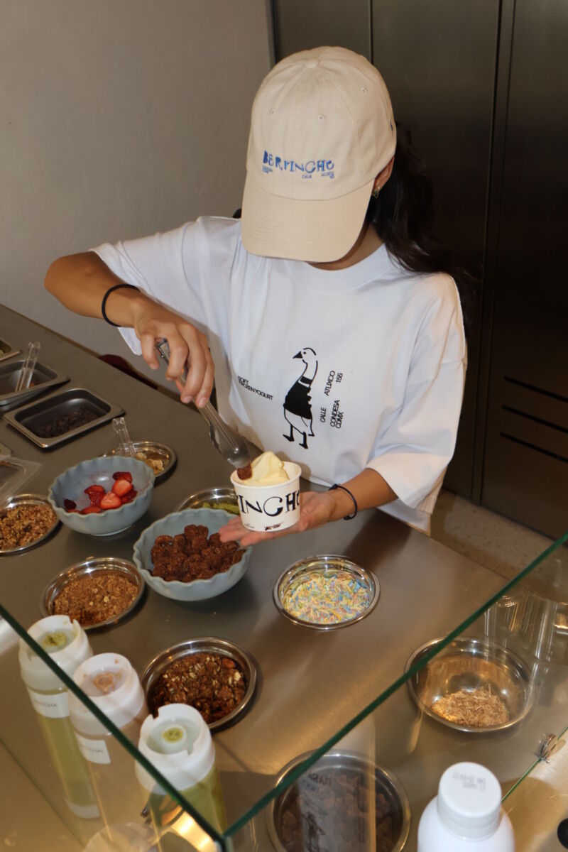 mujer preparando helado de yogurt