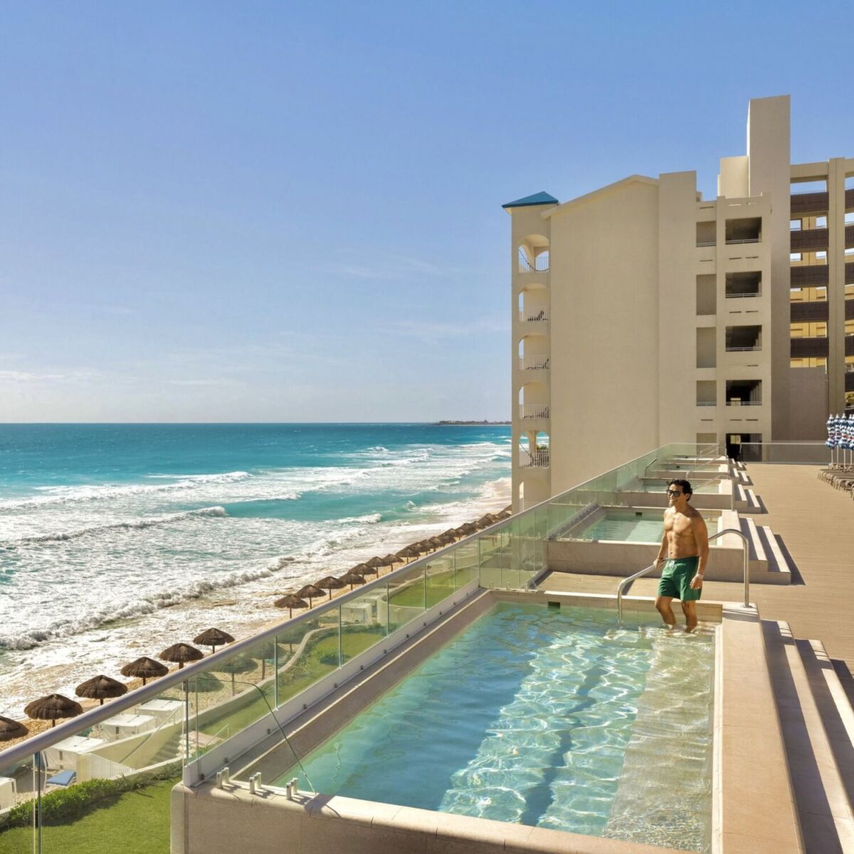 Terraza con alberca en el hotel Hilton Cancun Mar Caribe All-Inclusive Resort