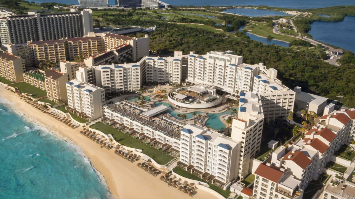 Vista aérea del Hilton Cancun Mar Caribe All-Inclusive Resort