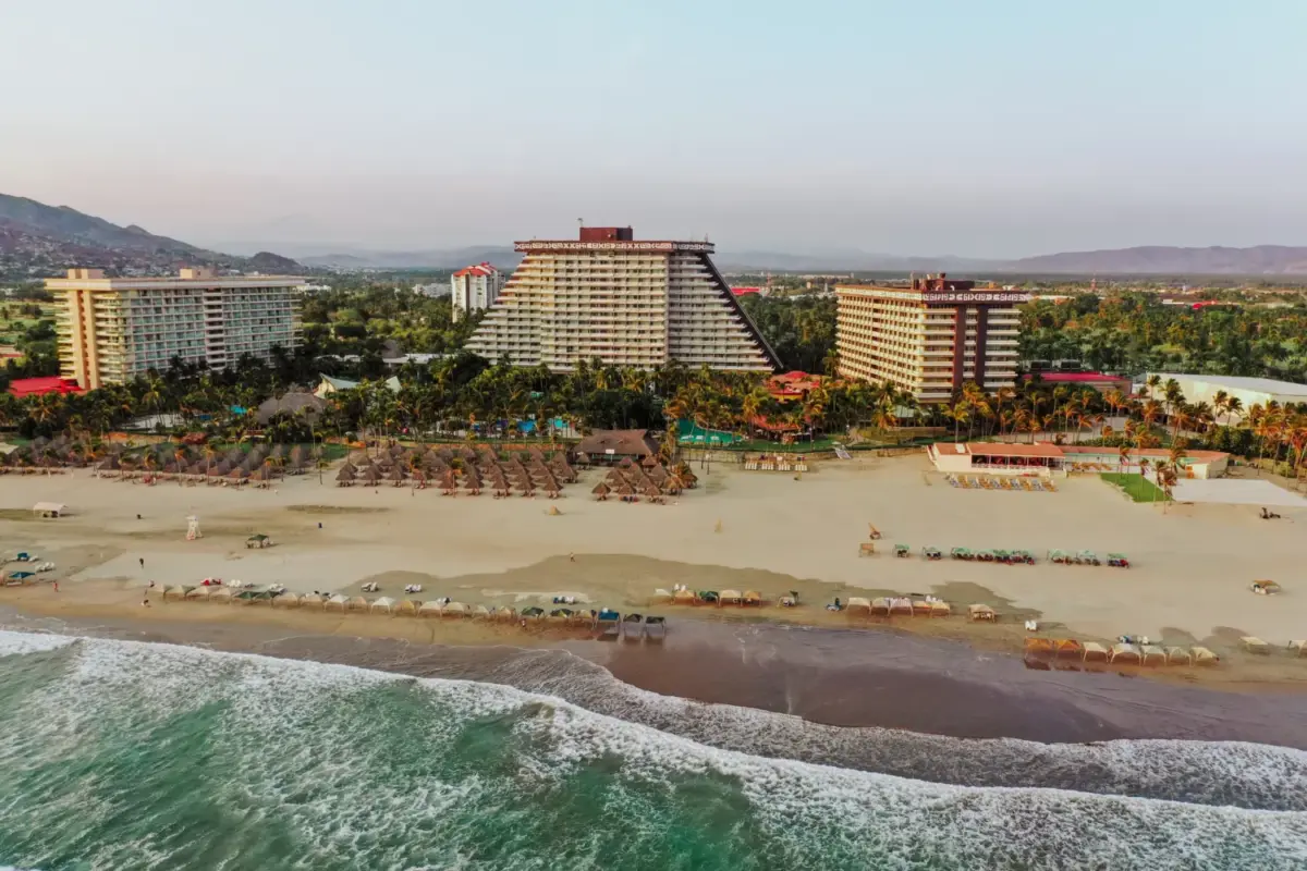 Vista frontal panorámica del Hotel Princess en Acapulco 