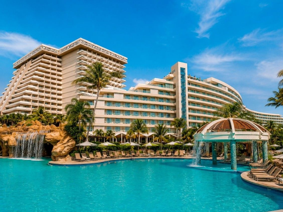 Vista panorámica de la piscina y edificio central del Hotel Princess en Acapulco 