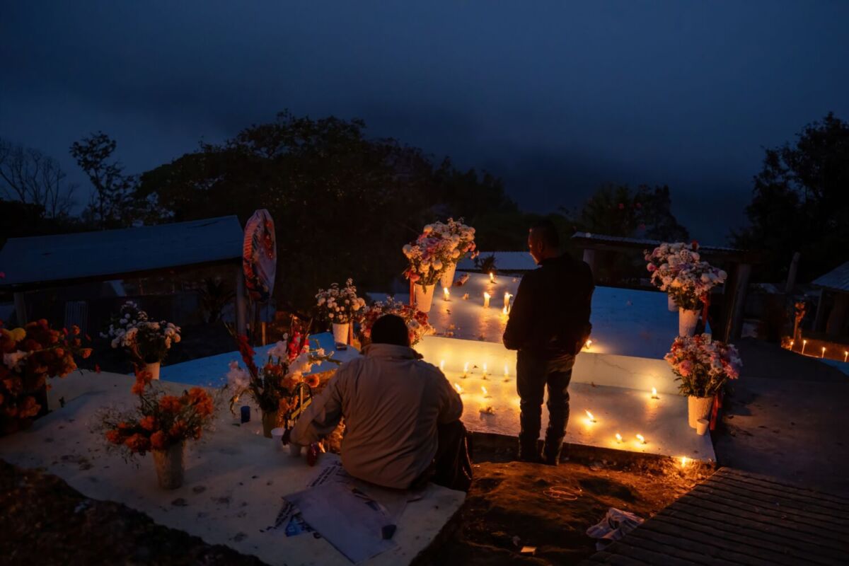 cementerio iluminado con veladoras