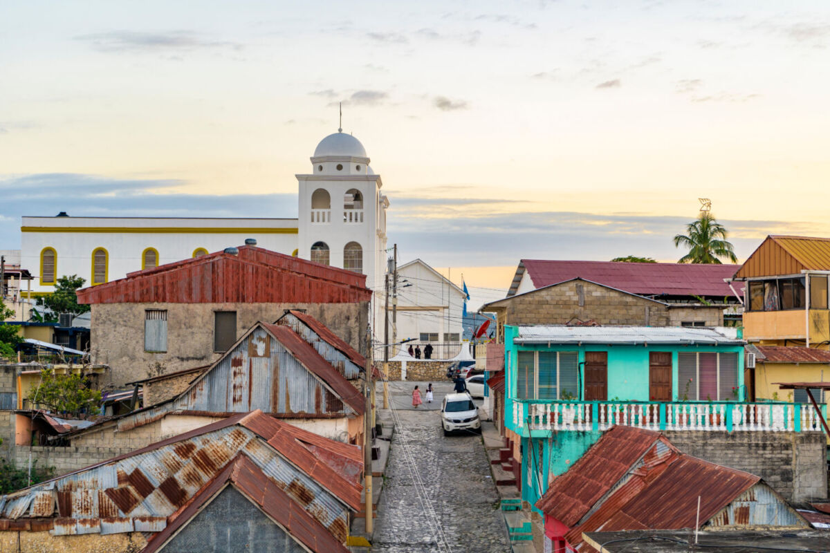 casas antiguas en una isla de Guatemala