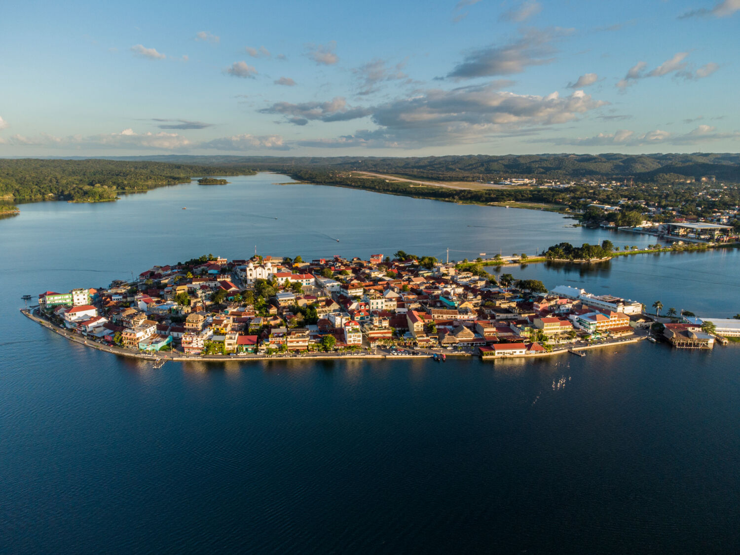 Una ciudad maya chiquitita: está a la mitad de un lago, tiene casas coloridas y calles empedradas Una ciudad maya chiquitita: está a la mitad de un lago, tiene casas coloridas y calles empedradas