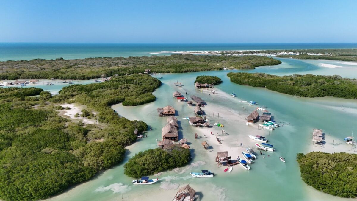 Un huracán creó esta playa mexicana que parece una alberca, con agua turquesa a la rodilla y columpios en el mar