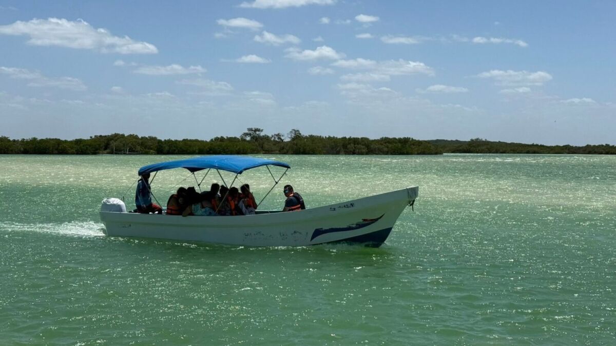 Lancha llegando a la Isla Columpios en Yucatán 