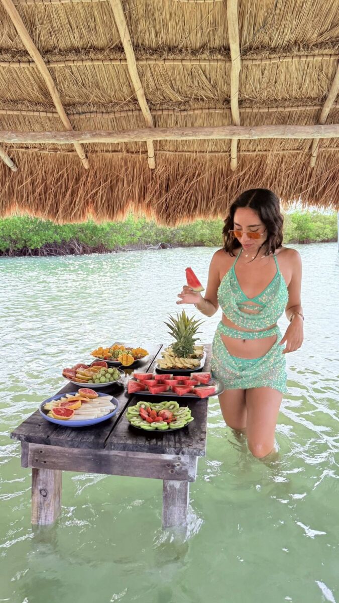 Mesa con ceviches y botanas dentro del agua en Isla Columpios 