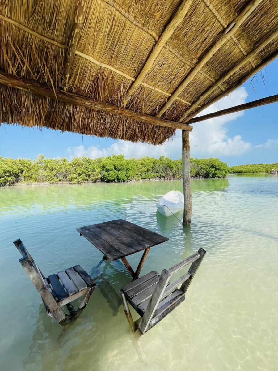 Mesas y sillas sumergidas en el mar de la Isla Columpios en Yucatán 
