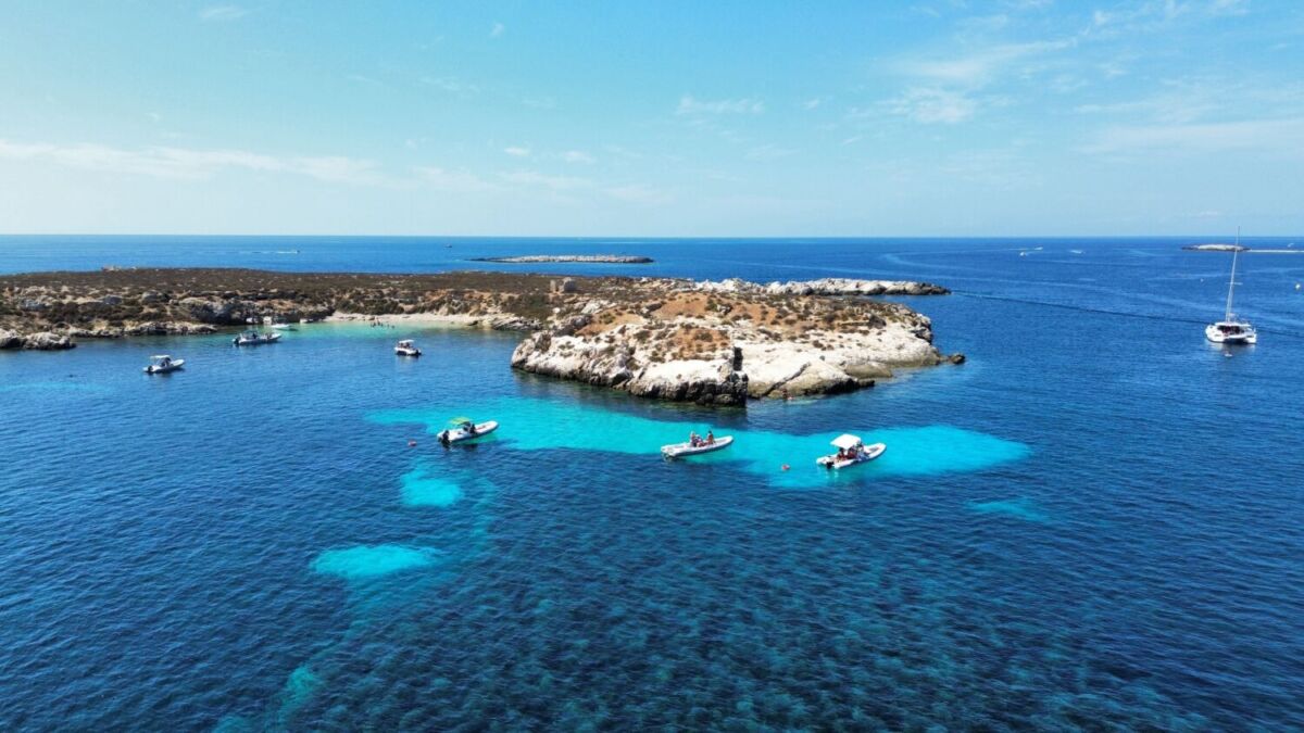 isla de aguas turquesas en Italia 