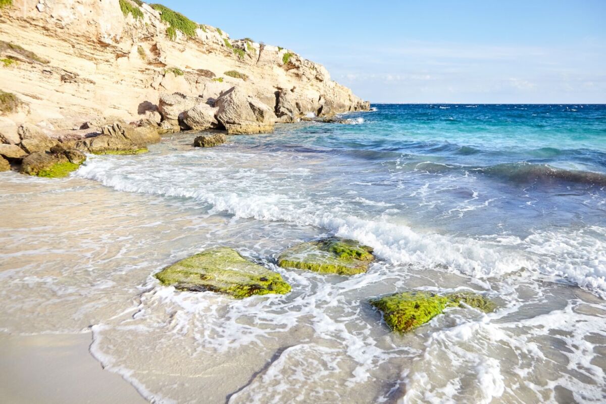 playa de agua turquesa y arena blanca 