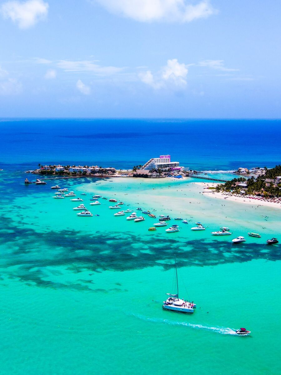 Isla Mujeres con agua turquesa de día