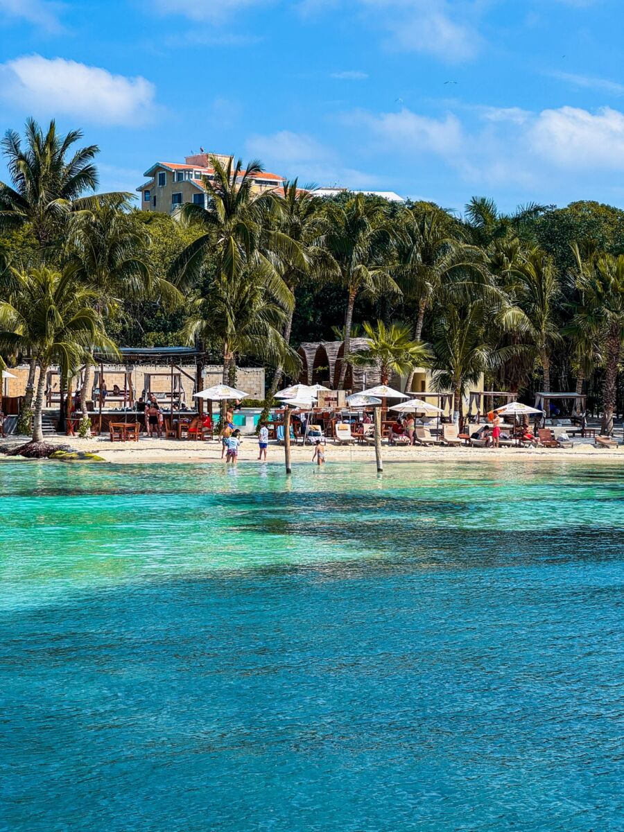 playa con agua poco profunda para nadar