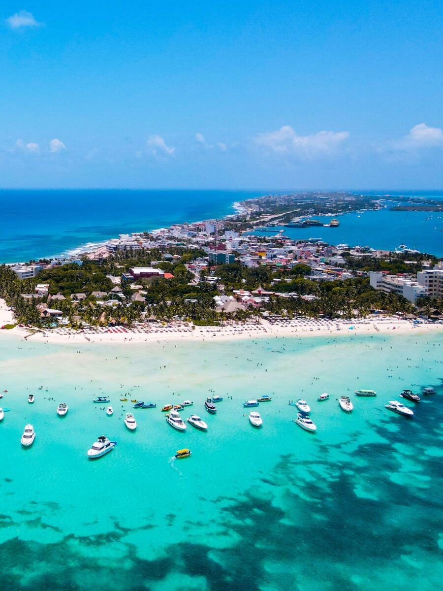 foto panorámica de mar rodeando un pueblo mágico
