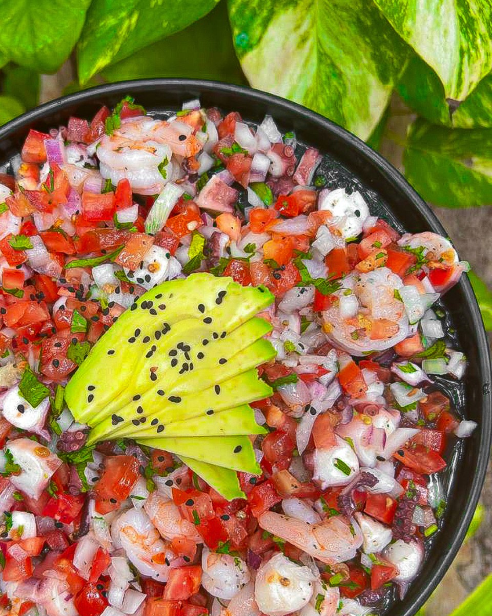 ceviche de pescado en restaurante cerca del mar