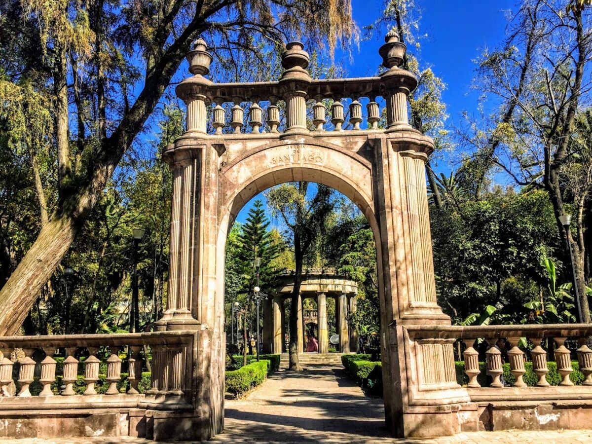 fachada del Jardín De Santiago