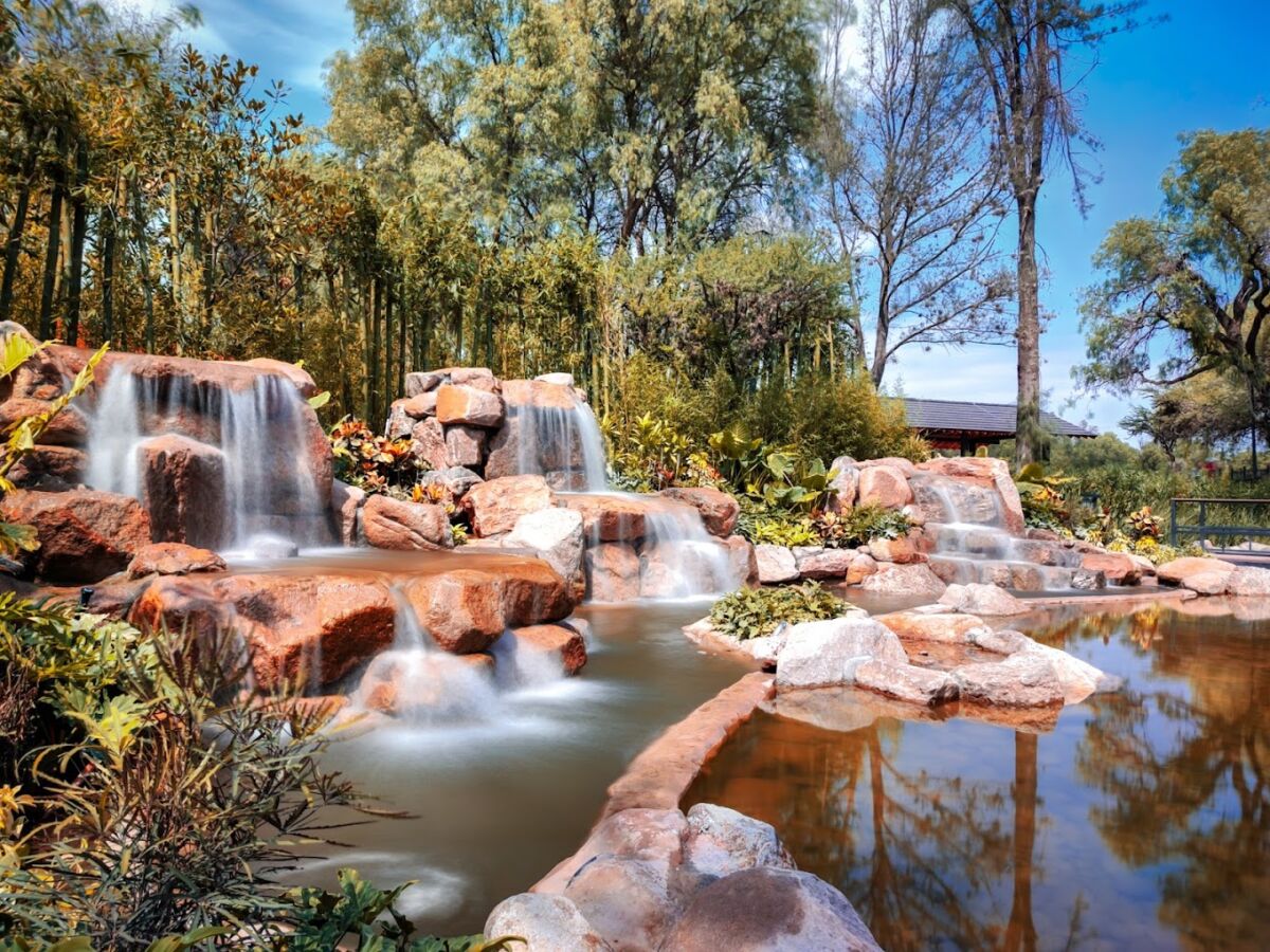 cascada artificial en un parque