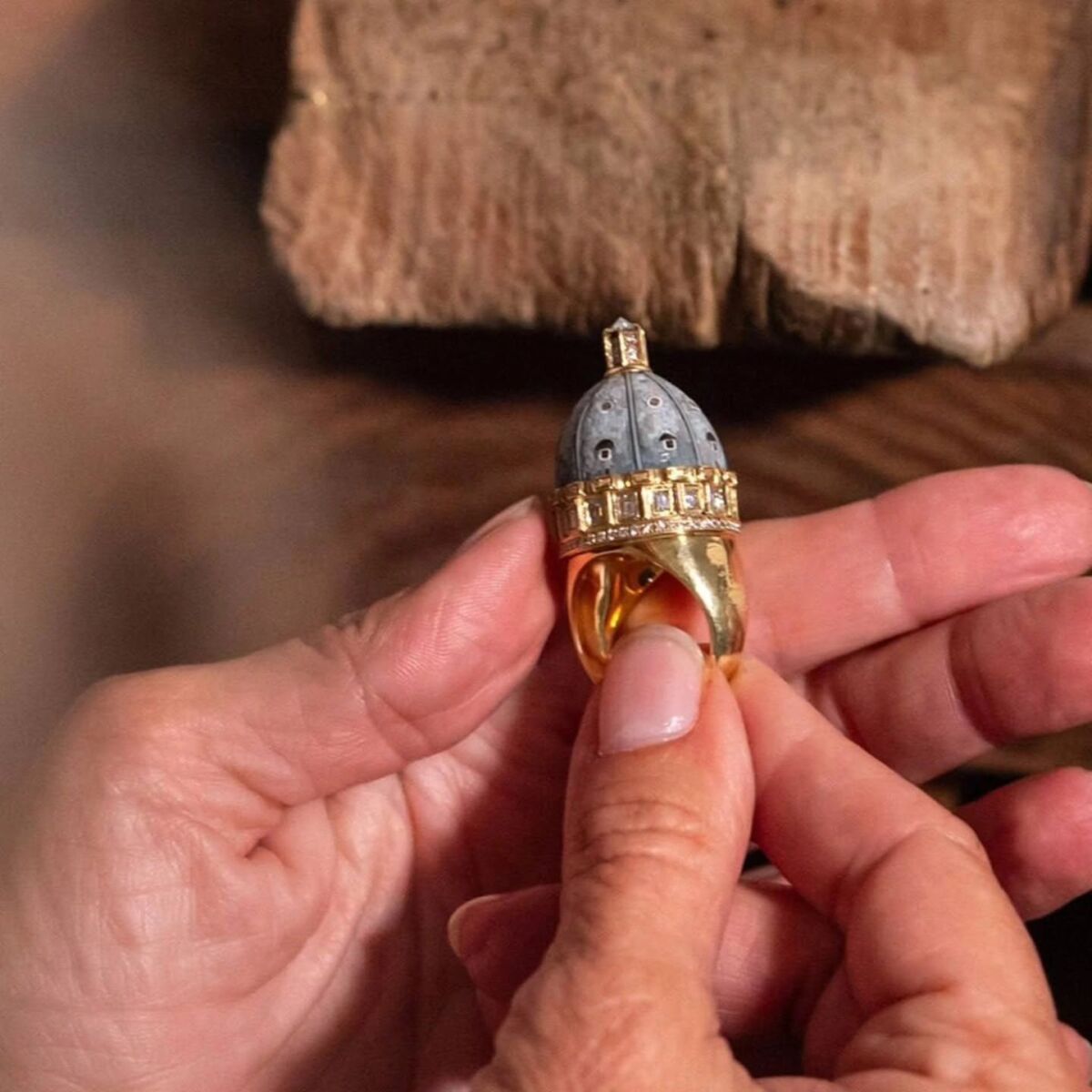 anillo en forma de castillo con micromosaicos