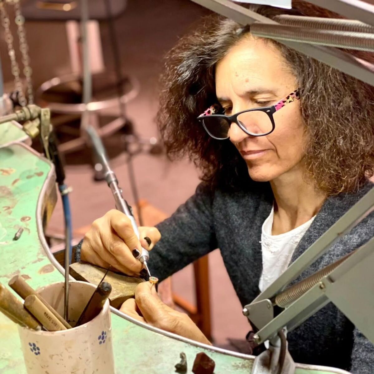 mujer haciendo micromosaicos