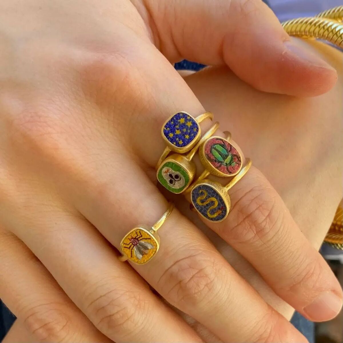 Le vi estos anillos a una chava y no me cansé hasta encontrarlos: por fin lo logré y son más especiales de lo que pensaba