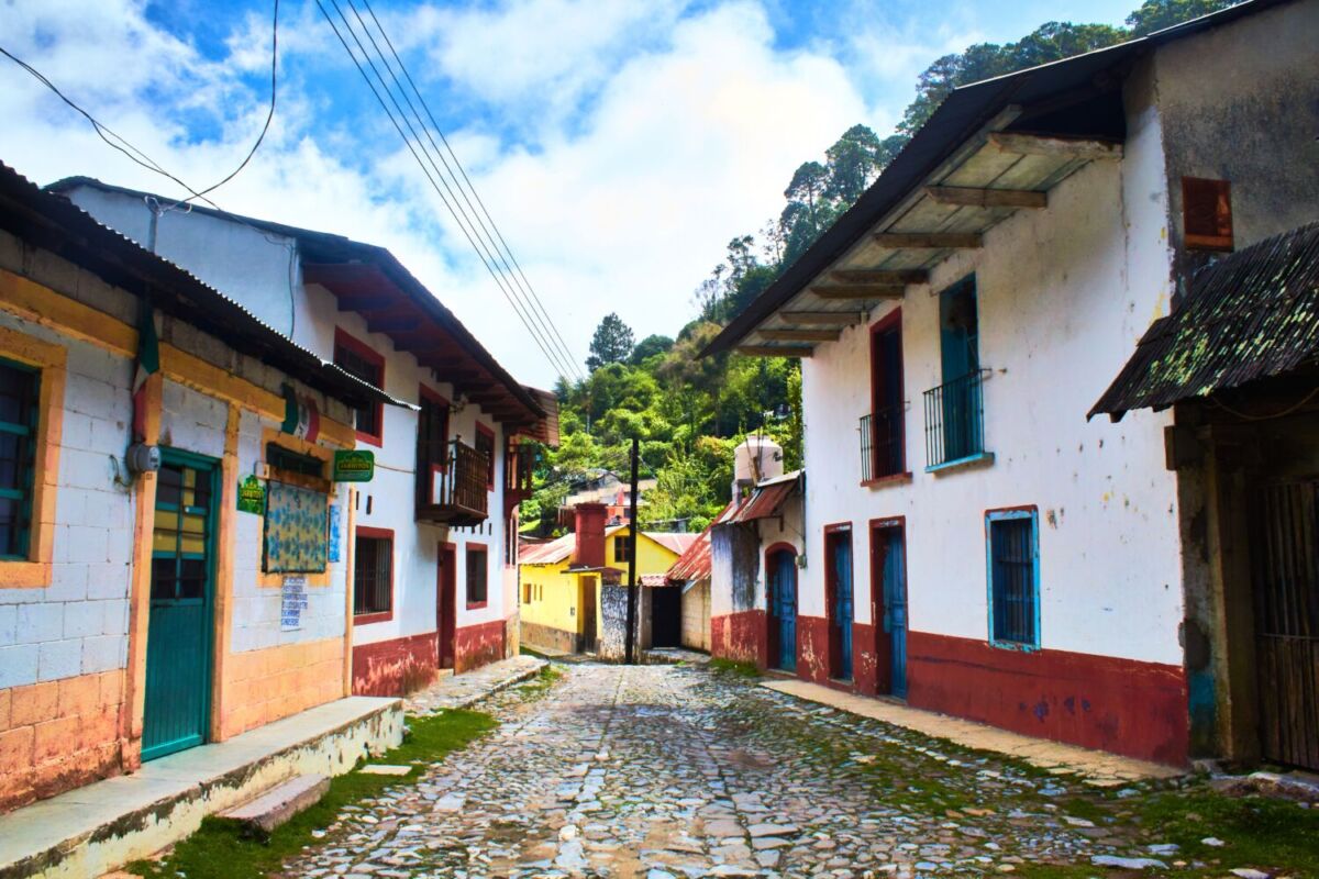 pequeño pueblo en medio de montañas 