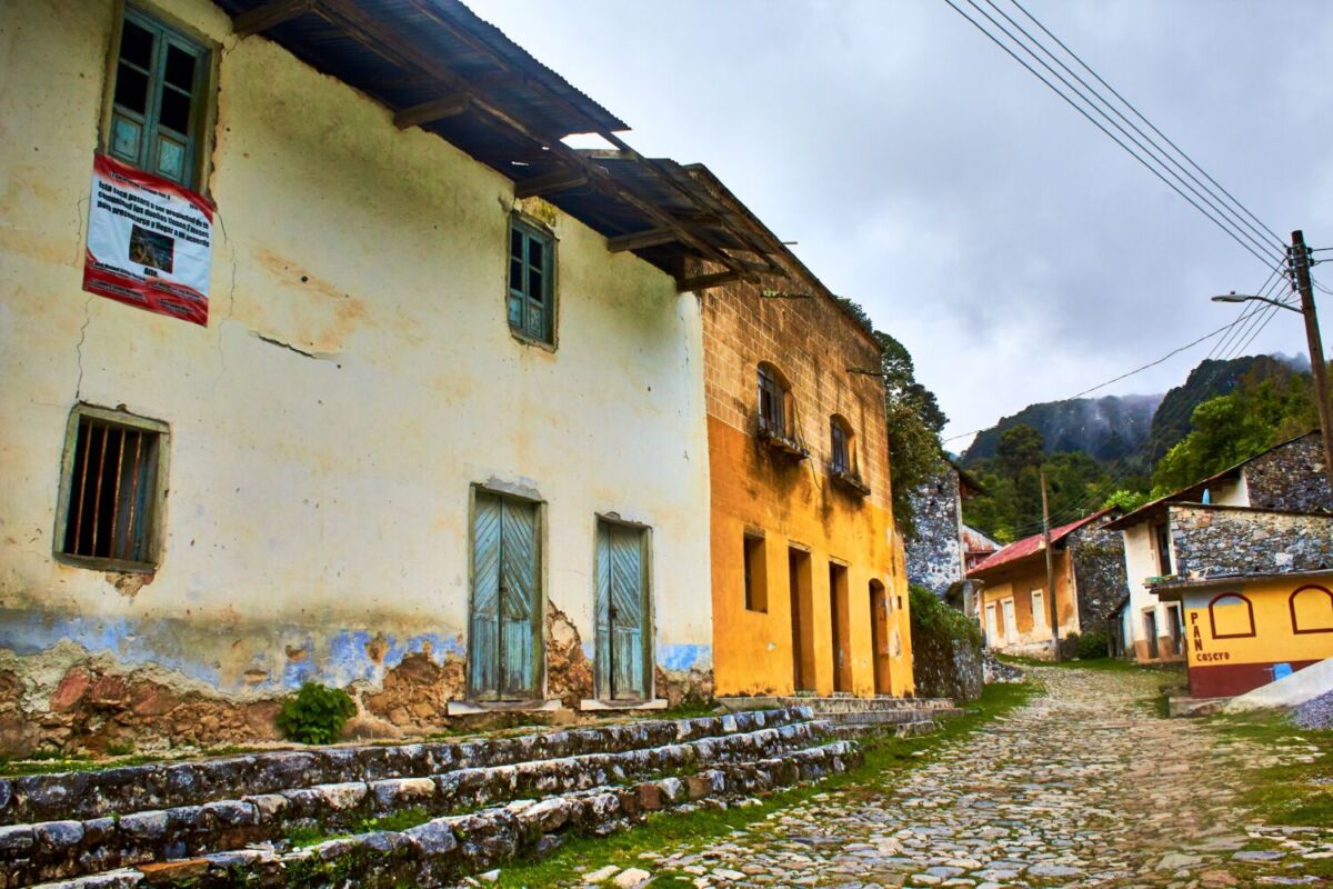 El pueblo fantasma repleto de ruinas mineras y paisajes boscosos, está cerca de la CDMX