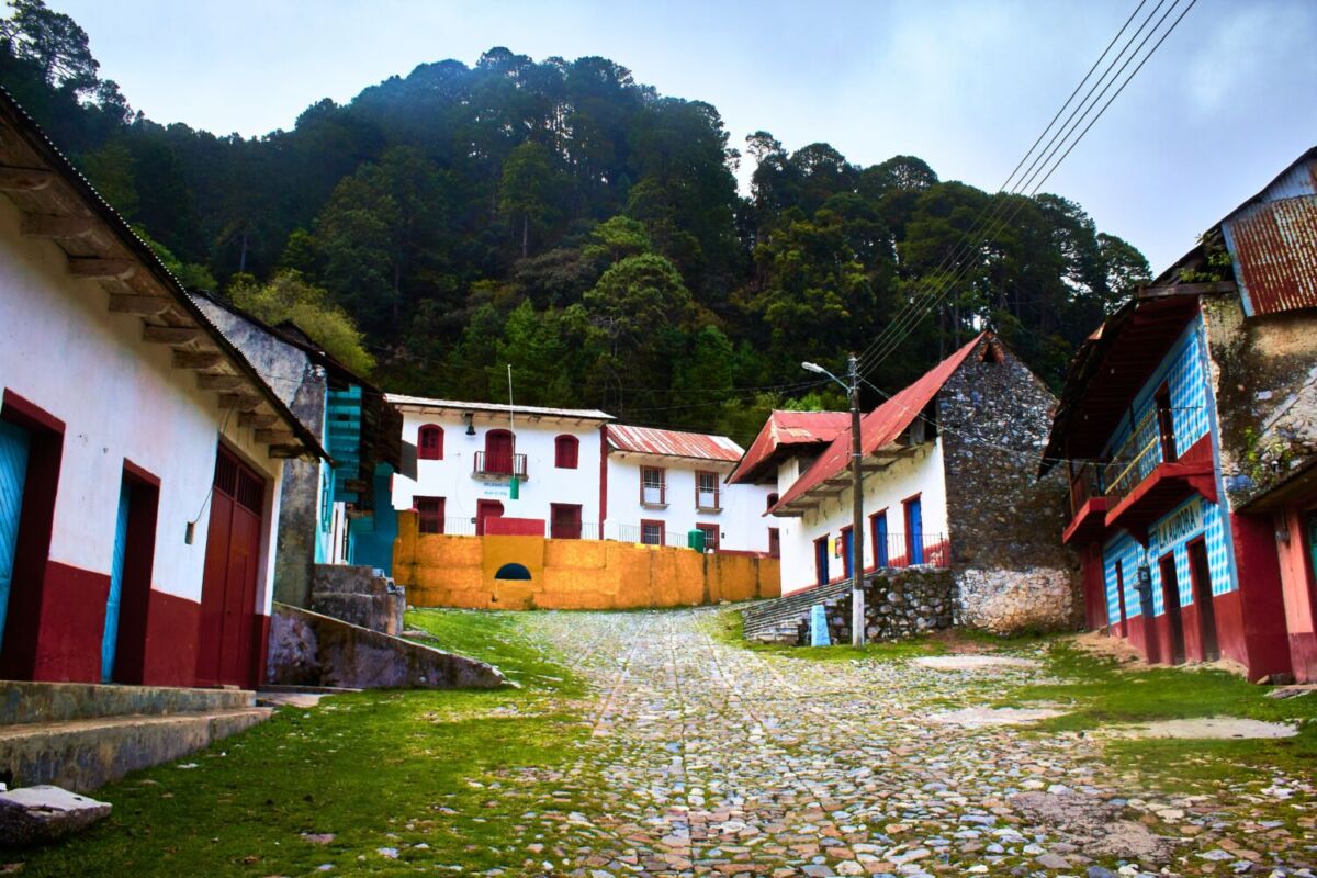 pueblo con calles empedradas 