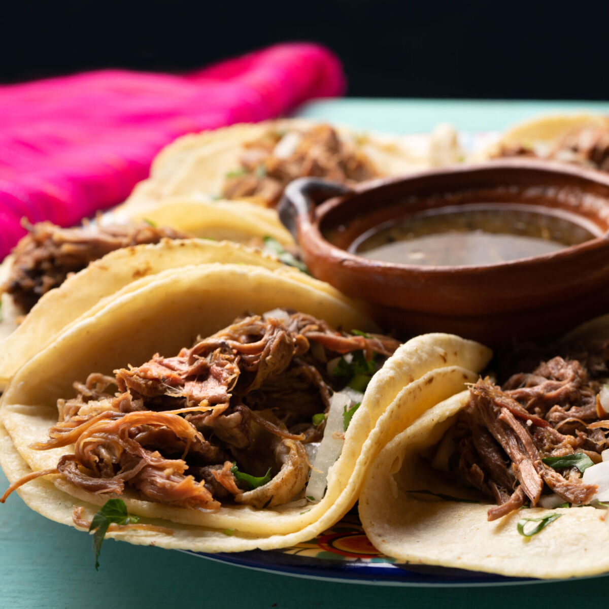 tacos de barbacoa y consomé 