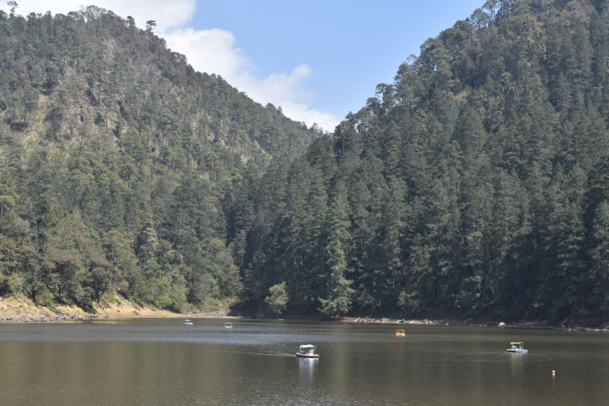 ¿Cuál es el lago más cercano a la CDMX para pasear en lancha y dormir en medio del bosque?