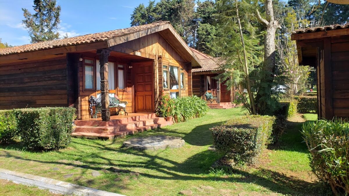 cabaña de madera en el bosque