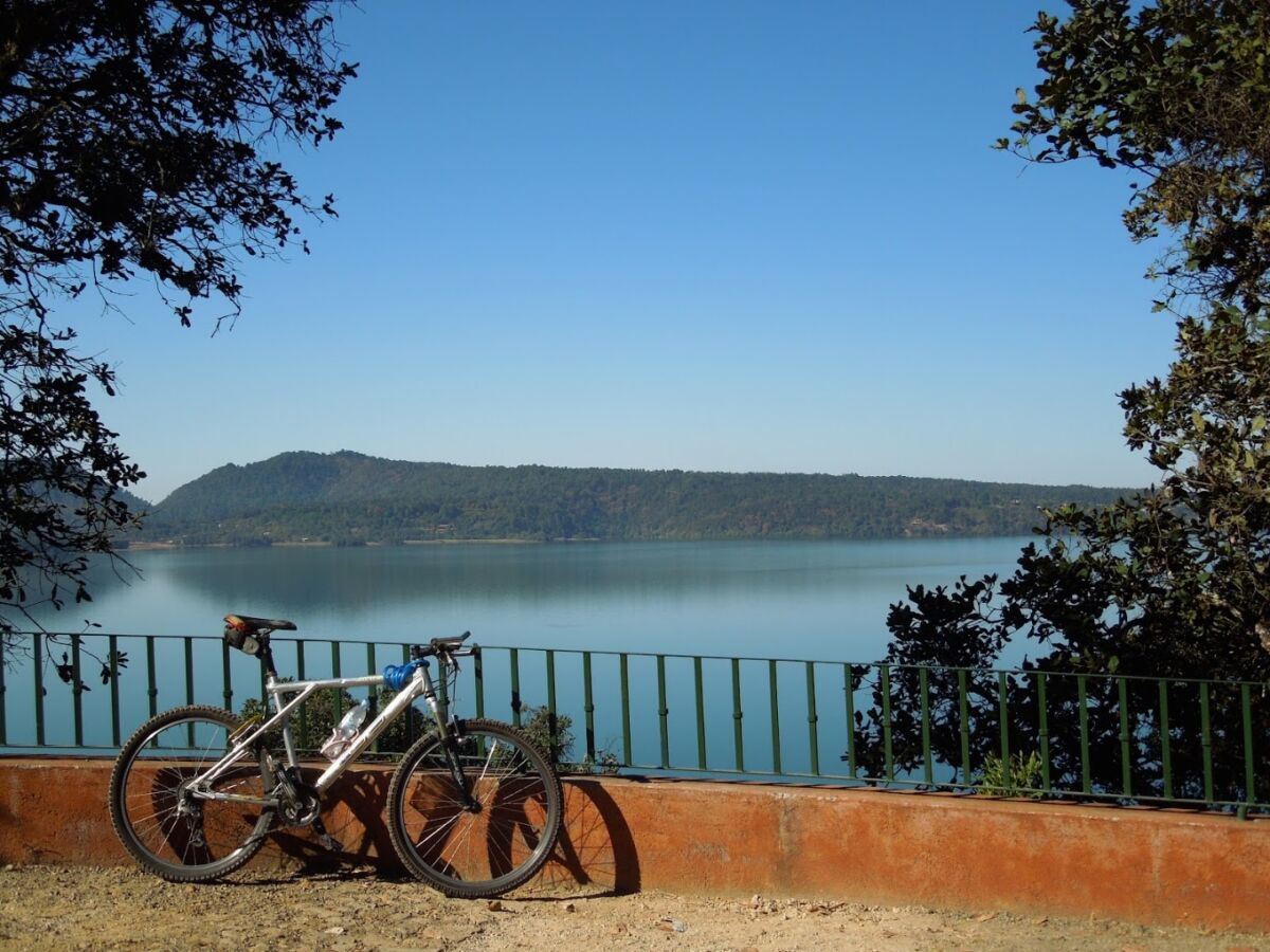 bicicleta frente a un lago