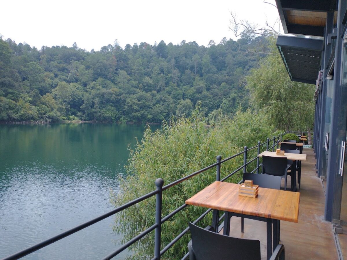 El lago conocido como el Espejo de los Dioses: «dormí en las cabañas de la orilla y desperté con la mejor vista»