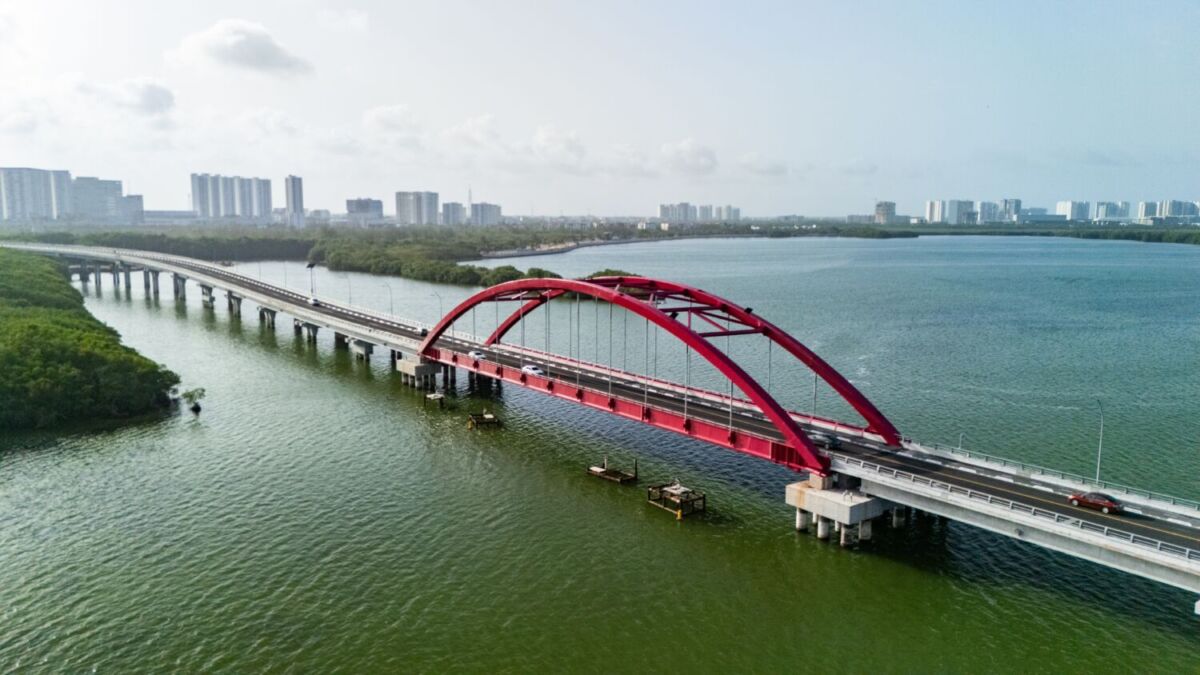puente colgante sobre una laguna 