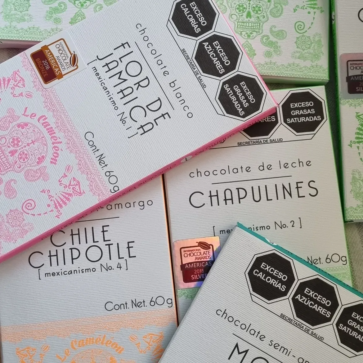 Barras de chocolate con chapulines, chipotle, jamaica de Le Caméléon
