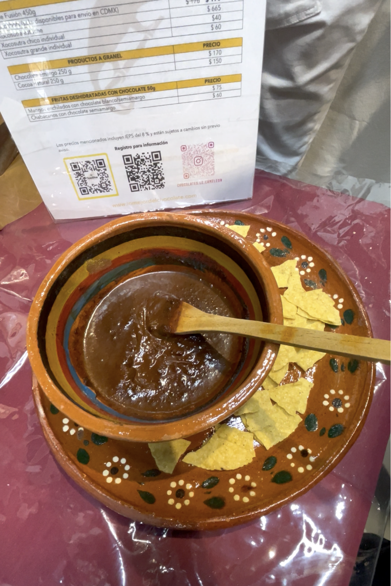 Cazuela de barro con Mole Gourmet Fusión de Le Caméléon