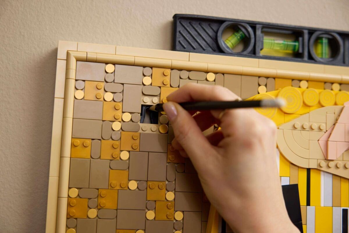 persona colocando piezas de LEGO