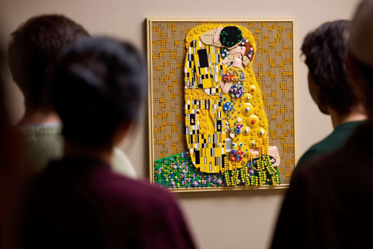 cuadro de 'El Beso' hecho con piezas de LEGO