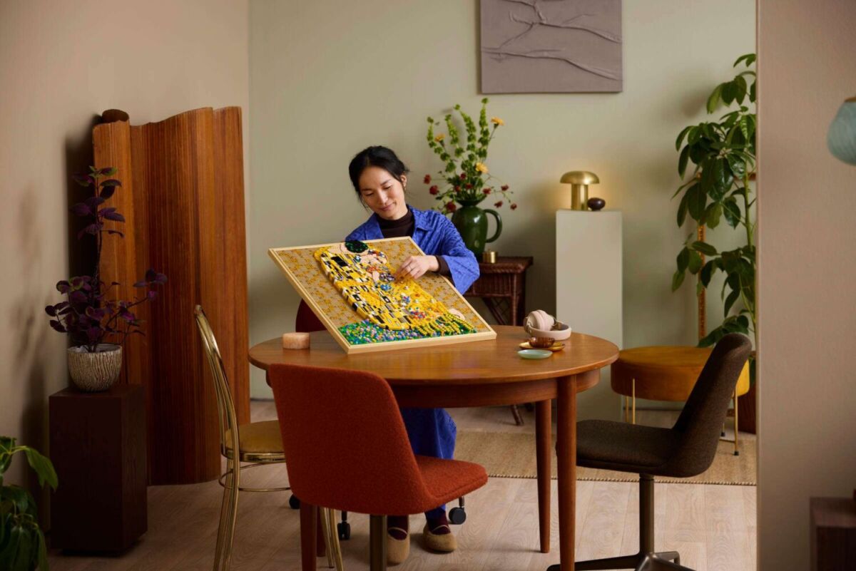 mujer armando un LEGO