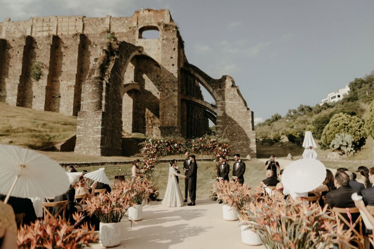 Celebración de una boda y al fondo la gran Mina de Guadalupe en Guanajuato
