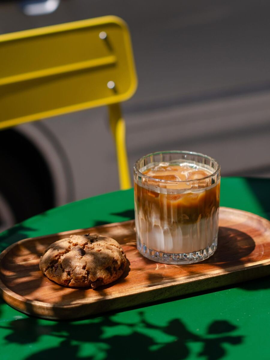 galleta de chispas de chocolate y latte frío