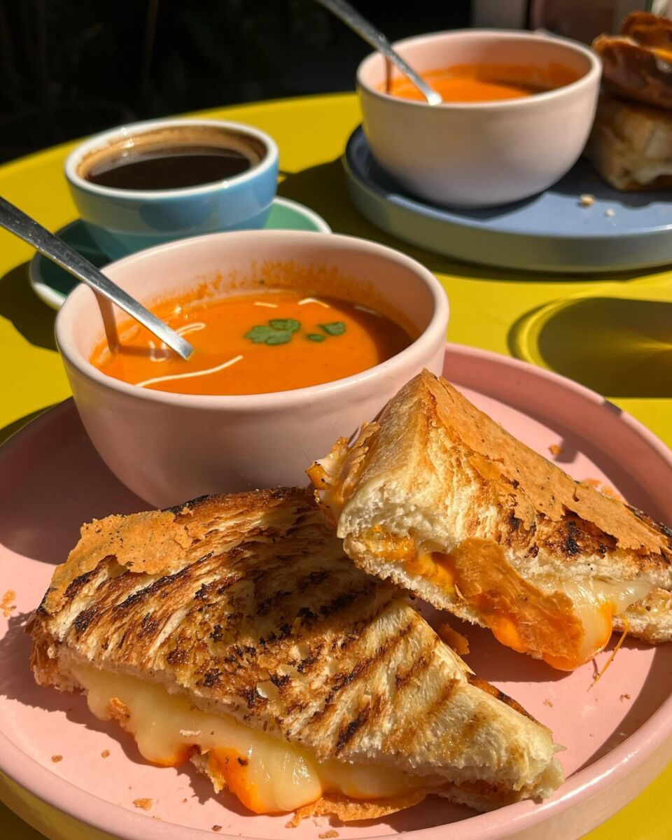 grilled cheese sandwich con sop de jitomate