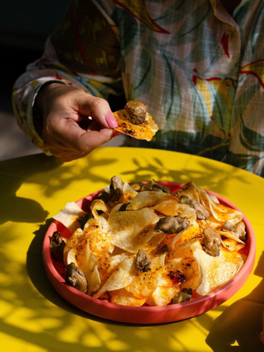 papas fritas con ostiones y salsa macha