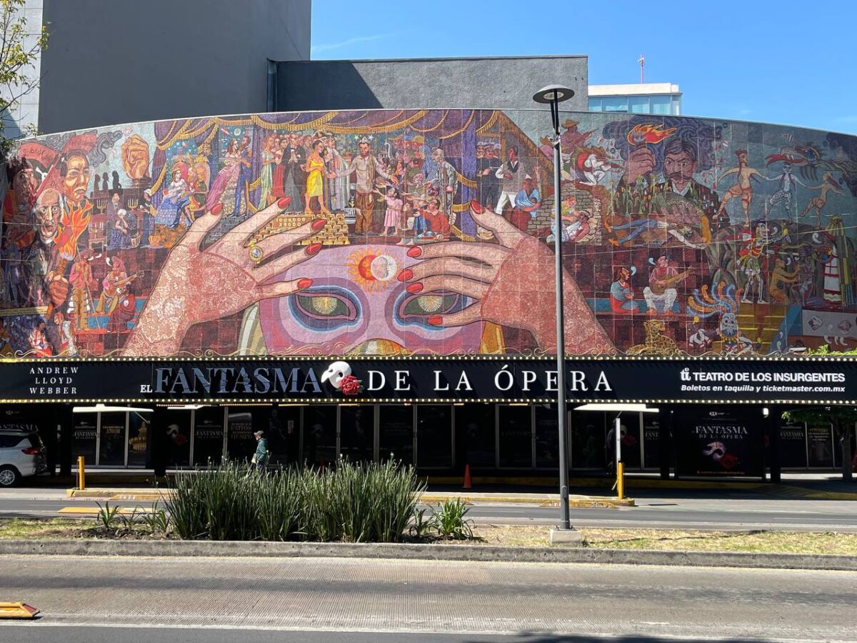 Mural de Diego Rivera en la fachada del Teatro Insurgentes 