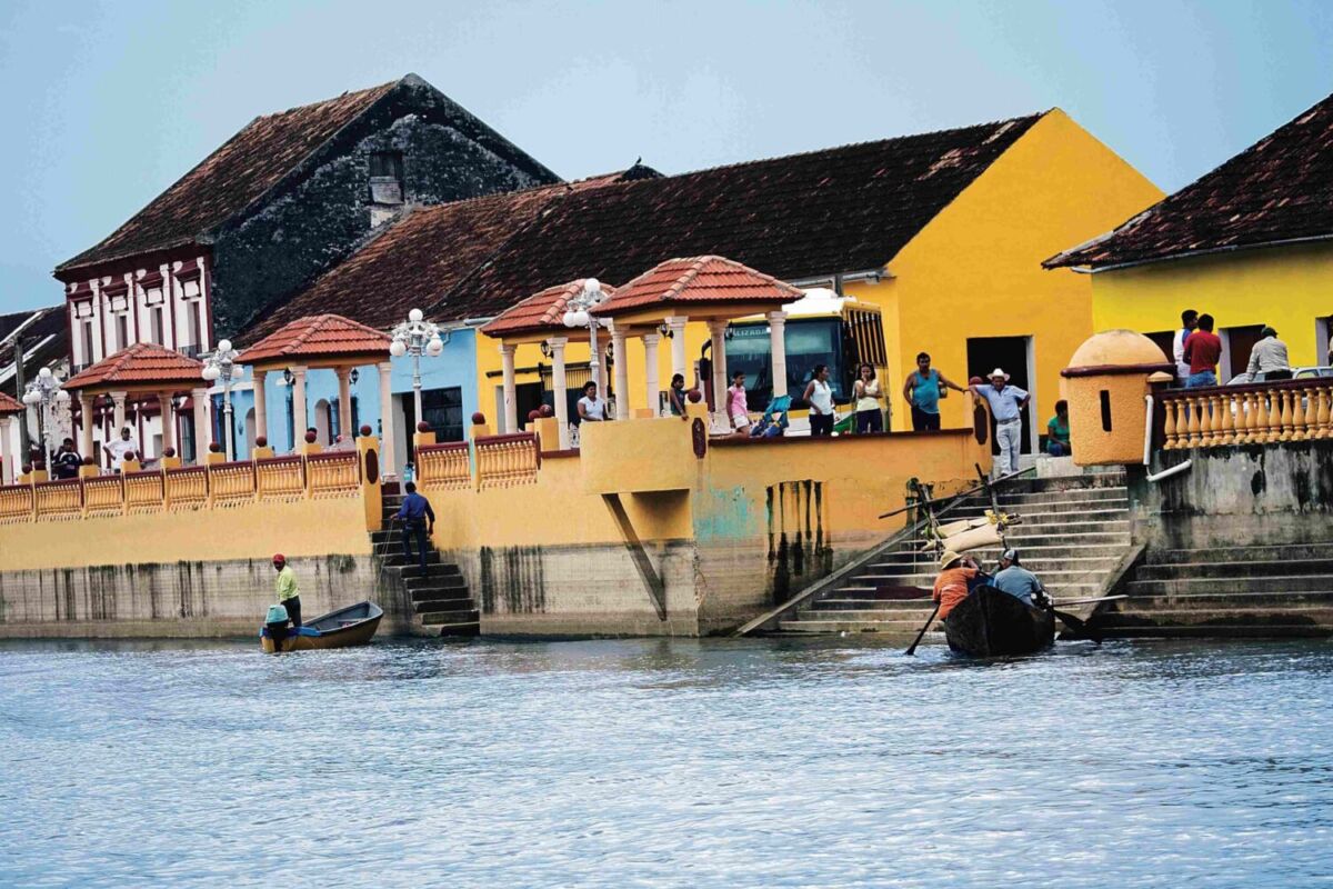 Palizada y sus casas coloridas frente al río