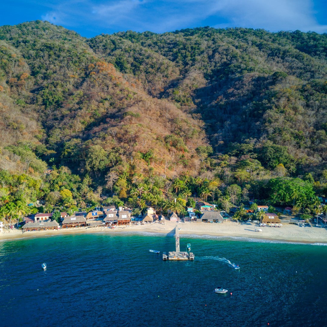embarcaciones frente a una playa