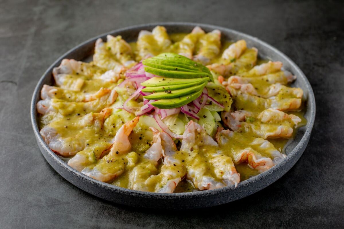 Aguachile de camarón con aguacate laminado y cebolla morada, uno de los platillos típicos de Mazatlán