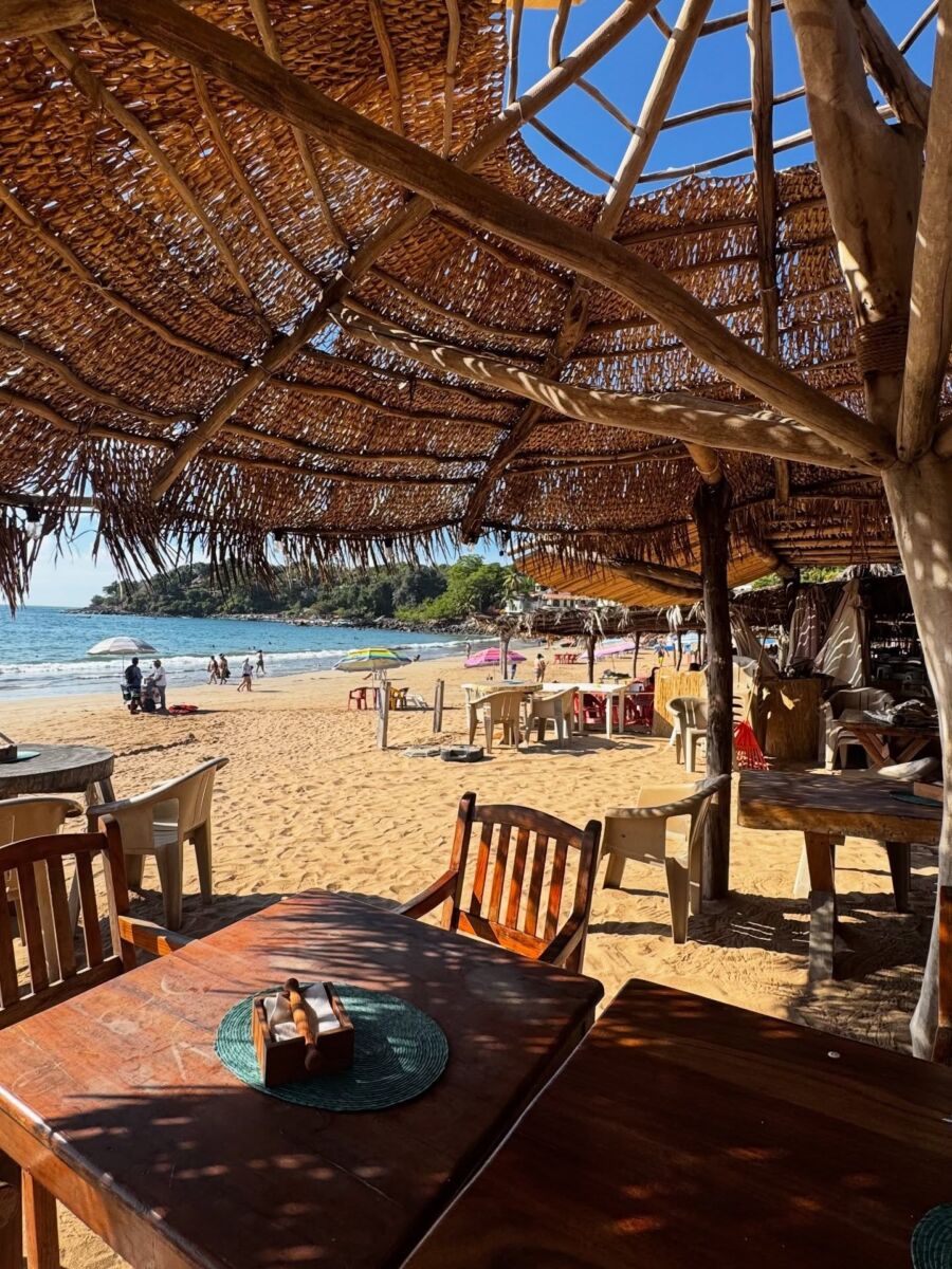 restaurante rústico en la playa 